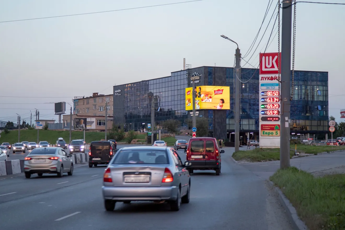 Медиафасад по адресу ул. Братьев Кашириных, 65Б, Челябинск. Фото 2